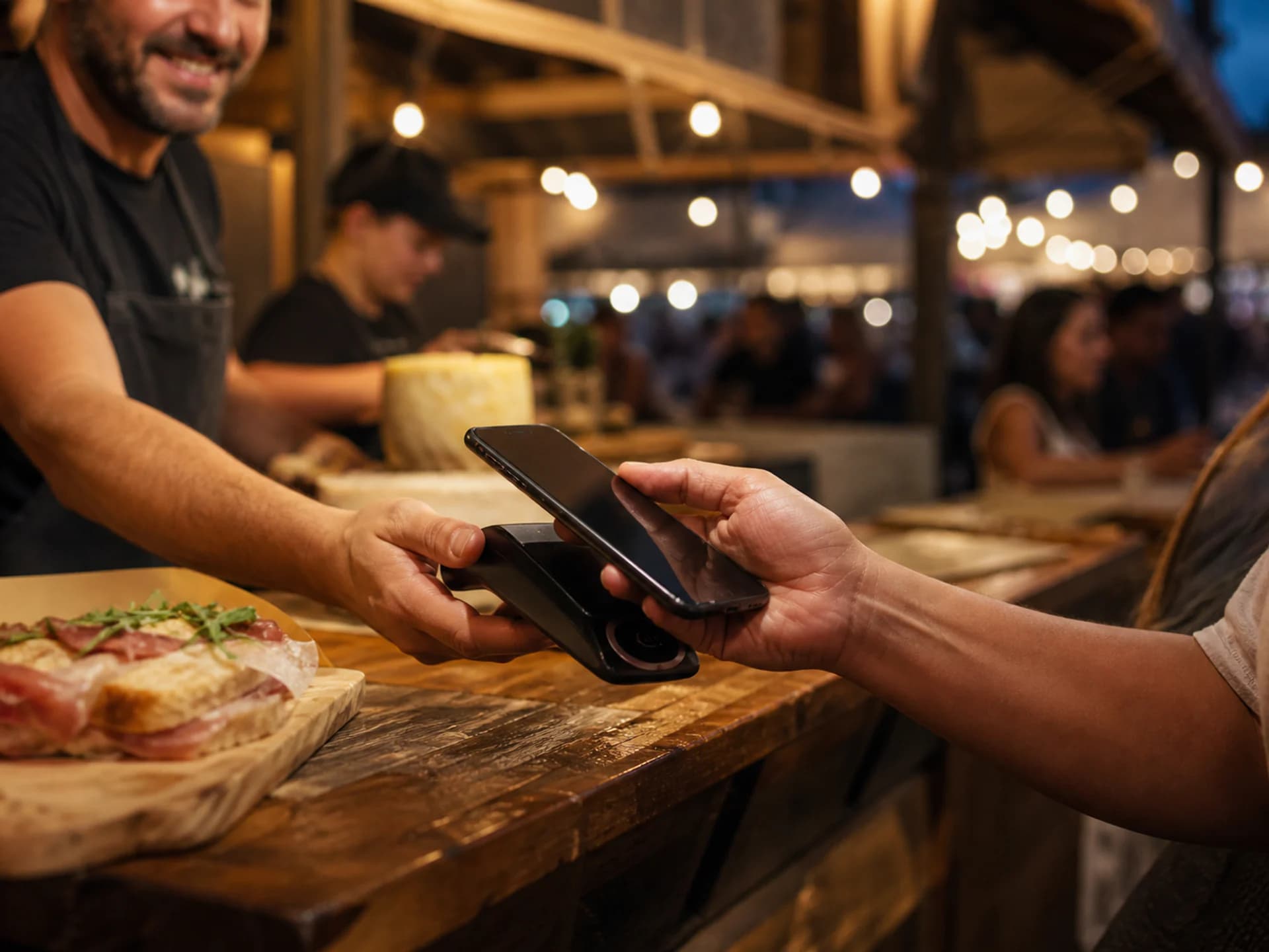 Pagamento cashless con il telefono a una sagra